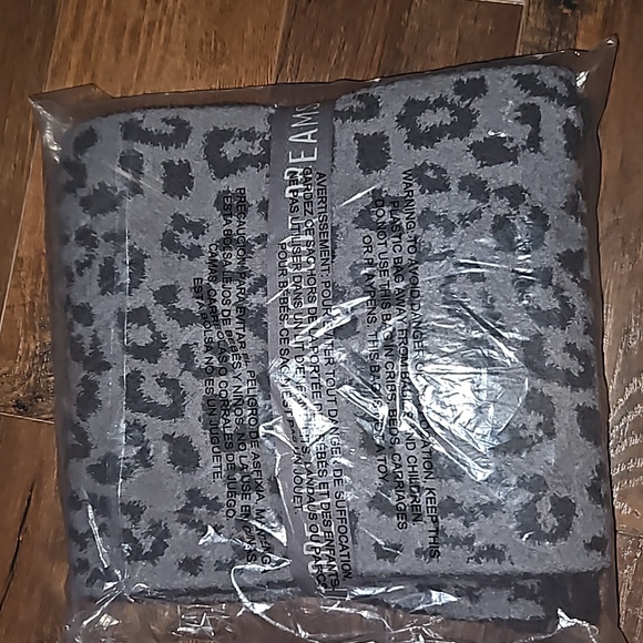 2pc BAREFOOT DREAMS beanie and scarf set BAREFOOT IN THE WILD NWT - Picture 5 of 6